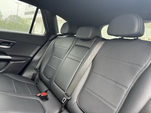 <span class=keywords><strong>Mercedes</strong></span>-Benz <span class=keywords><strong>GLC</strong></span> 300 4MATIC AWD 2024 d'occasion, couleur foncée, sièges en cuir, démarrage à distance, Bluetooth, régulateur de vitesse adaptatif, écran tactile, boîte automatique, toit ouvrant R17 - Product Image 6
