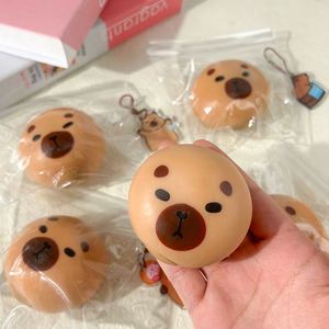 Jouets à presser créatifs TPR en forme de ours et de capybara, en plastique souple, anti-stress pour enfants, amusants pour la décompression - Product Image 1