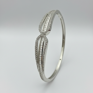 Diseño de moda Fancy American Diamond Silver Finish Bracelet para mujeres niñas AD Stones Zircon Royal Charm Bracelet para mujeres - Product Image 1