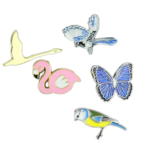Pins de solapa de esmalte personalizados bañados en plata, broches de esmalte de dibujos animados de paloma, mariposa, azulón, cisne, flamenco, pin de esmalte suave con diseño de animales - Product Image 1