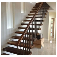 Escalier flottant de luxe, structure en chrome poli, marches en marbre, garde-corps finition or, escaliers de villa haut de gamme