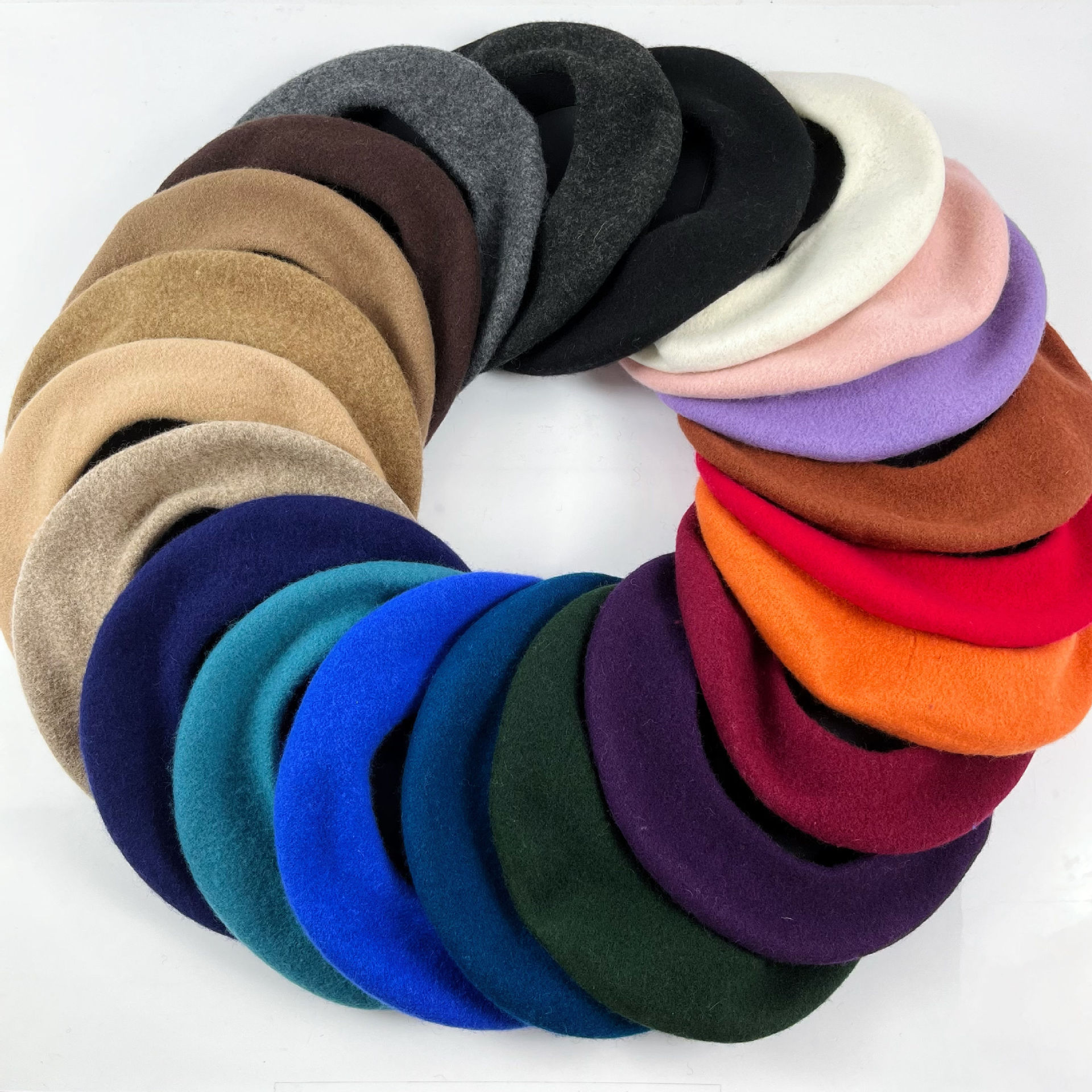 Grossistes chinois Béret en laine de haute qualité pour dames Chapeau béret avec doublure en satin uni de couleur unie pour femmes