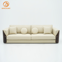 Sofa Luxus Beige Leders ofa mit runden und quadratischen Kissen Hochwertige moderne Wohnzimmer möbel für elegante Wohnkultur