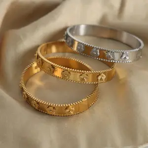 Gelang perhiasan modis wanita terinspirasi terkenal lapisan emas 18K tahan air desain bunga lima daun baja tahan karat