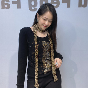 Camiseta básica de manga larga con cuello redondo estilo bufanda para mujer, de algodón acanalado con estampado de leopardo y pedrería para invierno, corte ajustado, se puede usar de varias formas. - Product Image 6
