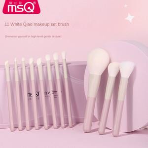 Set de 11 Brochas de Maquillaje Veganas de Pelo Sintético Rosa para Base, Rubor, Corrector, Sombra de Ojos, Lápiz de Cejas e Iluminador - Product Image 3