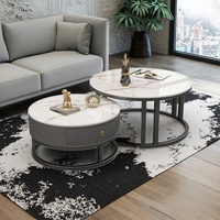 Ensemble de tables basses rondes en pierre pour salon moderne avec structure en métal doré et design nid d'abeille blanc