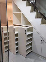Solution de rangement sous escalier multifonctionnelle moderne sur mesure, armoire d'angle en bois massif pour escalier