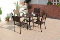 Ensemble de meubles en bois plastique, quatre chaises et une table, imperméable et durable, adapté aux jardins, patios et terrasses de loisirs