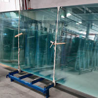 Panneau de verre flotté ultra-clair à faible teneur en fer, bonne transmission de la lumière pour vitrine et projets d'aménagement intérieur décoratifs