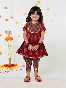 Ensemble Kurta imprimé pour filles, tenue avec leggings à fleurs, vêtements de festival à manches courtes, vêtements de détente - Product Image 1