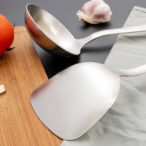 Ensemble spatule et cuillère en acier inoxydable, deux pièces, ustensiles de cuisine domestiques, manche en bois épaissi, vente en gros, logo disponible. - Product Image 3