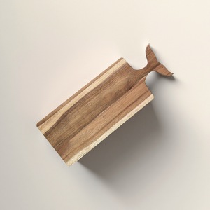 Planche à découper artisanale en bois d'<span class=keywords><strong>acacia</strong></span> durable avec poignée ergonomique en forme de queue de baleine |   Planche de service à charcuterie de style nautique haut de gamme pour - Product Image 2