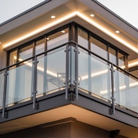 Belle balustrade en verre en acier inoxydable pour toit de maison duplex de balcon de villa avec conception sans cadre résistante à la rouille