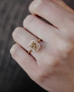 แหวนมอสซาไนต์ทรงคุชชั่น 1.50 กะรัต ประดับเพชรแชมเปญ แหวนทองคำแท้ 14K แหวนมอสซาไนต์แบบมินิมอล แหวนหมั้นทรงคุชชั่น - Product Image 4