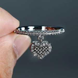 Anello con ciondolo a forma di cuore per donna, design a forma di cuore, anello da indossare ogni giorno - Product Image 4