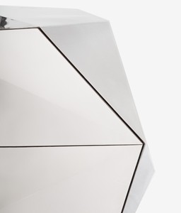 Aparador con Espejo Facetado Personalizado, Credenza Geométrica de Acero Inoxidable Pulido con Patas Texturizadas en Oro, Interior de Madera de Burl - Product Image 6