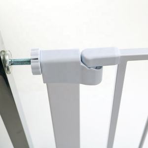 Barrière de sécurité intérieure pour bébé à fermeture automatique, installation facile, en fer et métal durables, <span class=keywords><strong>protection</strong></span> pour escaliers, pour animaux domestiques et bébés - Product Image 5