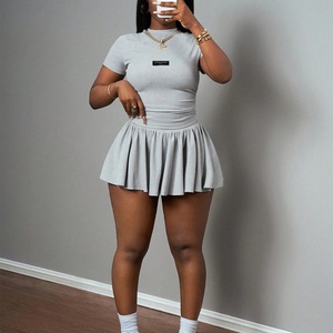 ชุดเซ็ตสองชิ้นขายดีปี 2025 รุ่นใหม่สำหรับฤดูร้อน เสื้อแขนสั้นสีพื้นเรียบหรูสำหรับผู้หญิง พร้อมกระโปรงสั้นเหนือเข่า - Product Image 4