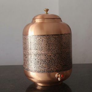 Pot à eau en cuivre traditionnel avec robinet pour une utilisation sur table, en cuisine et à la salle à manger - Product Image 1