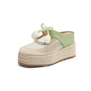 Mules en paille tressée à semelle épaisse, à talon haut, respirantes, polyvalentes, avec bride à nœud pivoine et bout carré - Product Image 1