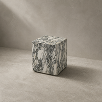 Table d'appoint en marbre blanc Arabescato naturel de luxe italien, finition polie brillante, forme cube, bloc de pierre pour villa