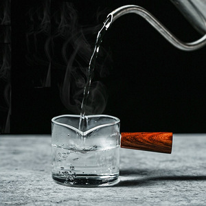 Carafe à lait à double bec verseur avec poignée en bois, échelle graduée, distributeur de cuisine en verre transparent pour assaisonnement et trempage - Product Image 4