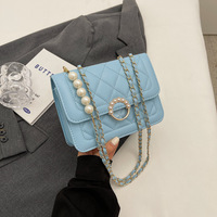 Nuevo bolso inclinado de un solo hombro a la moda para damas Paquete de cadena femenina con pequeño detalle de perla hecho de material de PU