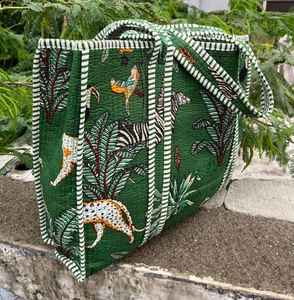 Bolso de Mano Acolchado de Algodón con Estampado Artesanal, Hecho a Mano en India, para Necesidades Cotidianas, Viajes y Compras - Product Image 1