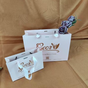 Sacs en papier rose et or rose de luxe - Sacs de shopping personnalisés avec logo imprimé pour les soins de la peau et les cosmétiques - Product Image 6
