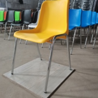 Chaise en métal à quatre pieds avec bureau et filet à livres pour table de cantine scolaire et chaise de formation