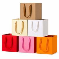 Sacs cadeaux de luxe en gros avec poignée en ruban, logo personnalisé, estampage à chaud, sacs shopping en papier mat pour boutiques de détail