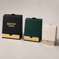 Boîte cadeau magnétique de luxe en matériaux recyclés noirs et dorés rigides, avec doublure en éponge et logo personnalisé