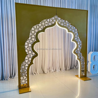 Arche de scène de luxe en métal doré pour mariages musulmans et indiens, avec décor floral sculpté et éclairage LED