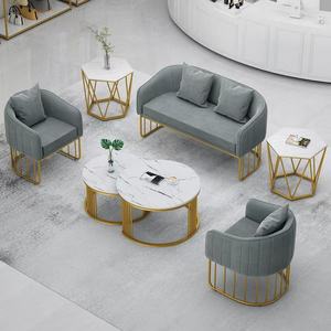 Canapé de style nordique moderne et élégant, style Ins, luxe léger, métal doré, design simple pour salon, meubles de maison de loisirs, éponge - Product Image 1