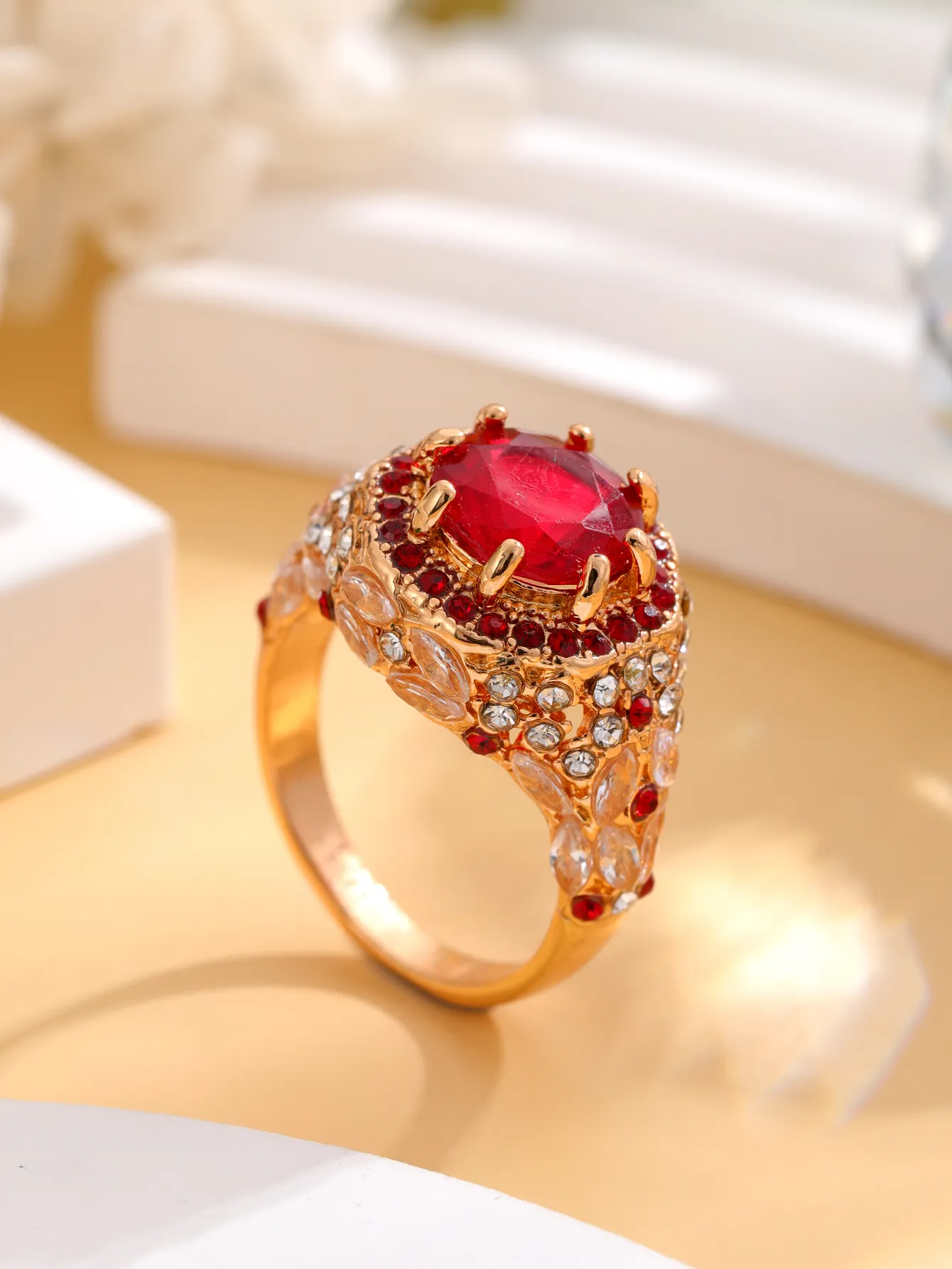 Joyería moda tendencia luz lujo personalidad estilo circón rojo diamante 18K anillo barroco para mujer