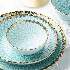 Ensembles de vaisselle de luxe Nordic Light porcelaine fleur bleue vaisselle en relief vaisselle en or plats et assiettes pour Restaurant