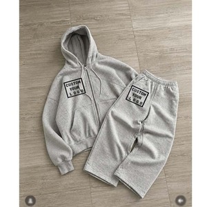 Ensemble streetwear 2 pièces pour homme avec logo personnalisé : sweat à capuche court zippé et pantalon de survêtement oversize à épaules tombantes et jambes larges - Product Image 1