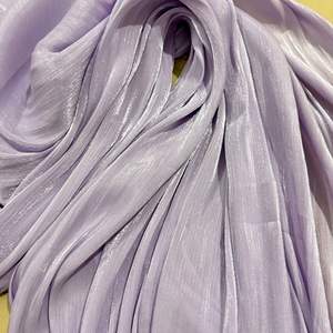 Tessuto Lucido per Abiti e Gonne in Raso Stropicciato 100% Poliestere con Motivi Floreali e <span class=keywords><strong>Tulle</strong></span> a Farfalla - Product Image 2