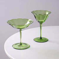 Verres à pied élégants en cristal vert à motif floral vintage pour vin, cocktails et flûtes à champagne - Idéal pour la maison, les hôtels et les restaurants