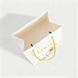 Bolsa de Embalaje de Papel de Lujo con Lámina Dorada Personalizada de Fábrica para Marcas de Zapatos, Ropa y Lencería - Product Image 2
