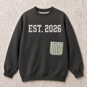 <span class=keywords><strong>Sweat</strong></span>-shirt à col rond pour enfants, pull en polaire pour garçons de 3 à 16 ans, imprimé universitaire EST 2026, poche à carreaux, vente en gros, personnalisable, logo OEM - Product Image 6