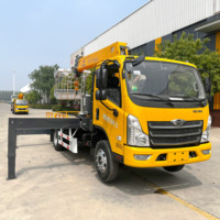 Bras télescopique multifonctionnel à flèche droite, stabilisateurs hydrauliques réglables Grue aérienne montée sur camion pour le levage de marchandises