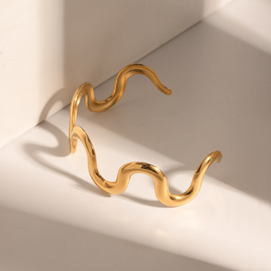 Brazalete Irregular de Acero de Titanio, Chapado en Oro de 18k, Diseño Ondulado, Joyería de Moda Unisex - Product Image 3
