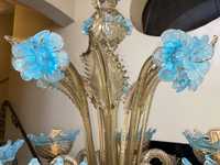 Lustre doré opulent avec accents en verre bleu aqua faits à la main, suspension en métal doré pour hôtel, maison, salon
