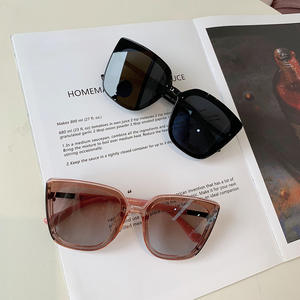 Gafas de Sol Cuadradas Extra Grandes Modernas, Montura Negra, Lentes Marrones, 100% Protección UV, Unisex, para Viajes, Conducir y Protegerse del Sol - Product Image 4