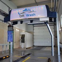 Le lavage de voiture à jet d'eau haute pression sans contact avec l'entretien de la voiture est plus propre et plus efficace