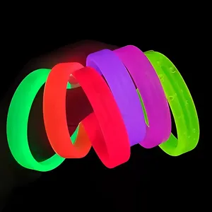 Venta al por mayor de triple pulsera desechable resplandor pulsera fluorescente palo neón fiesta personalizable logotipo resplandor pulsera de juguete - Product Image 2