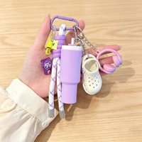 Nouveau porte-clés tendance en métal, motif bouteille d'eau réaliste, sandales, écouteurs, signe du zodiaque, breloque de sac