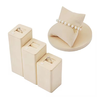 Support de présentation de bijoux en microfibre personnalisable de luxe avec logo, beige, pour bijouterie